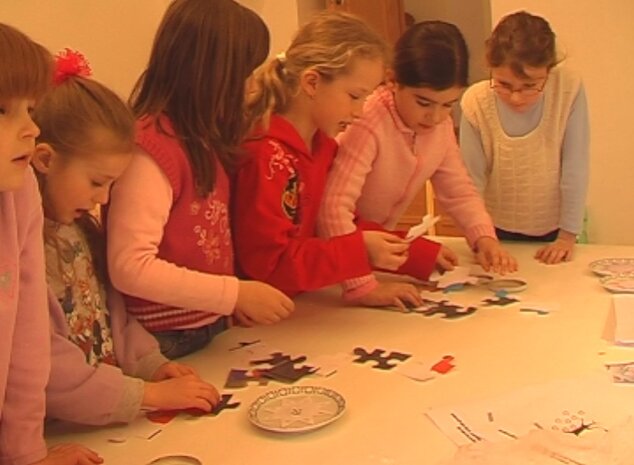 Deti pri skladaní puzzle